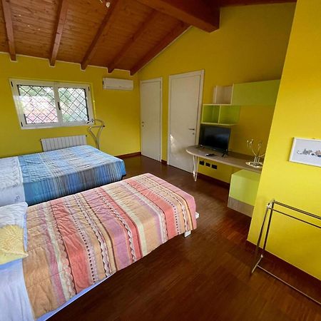 Lussuosa Villa Vicino Alla Stazione Caronno Pertusella Eksteriør billede