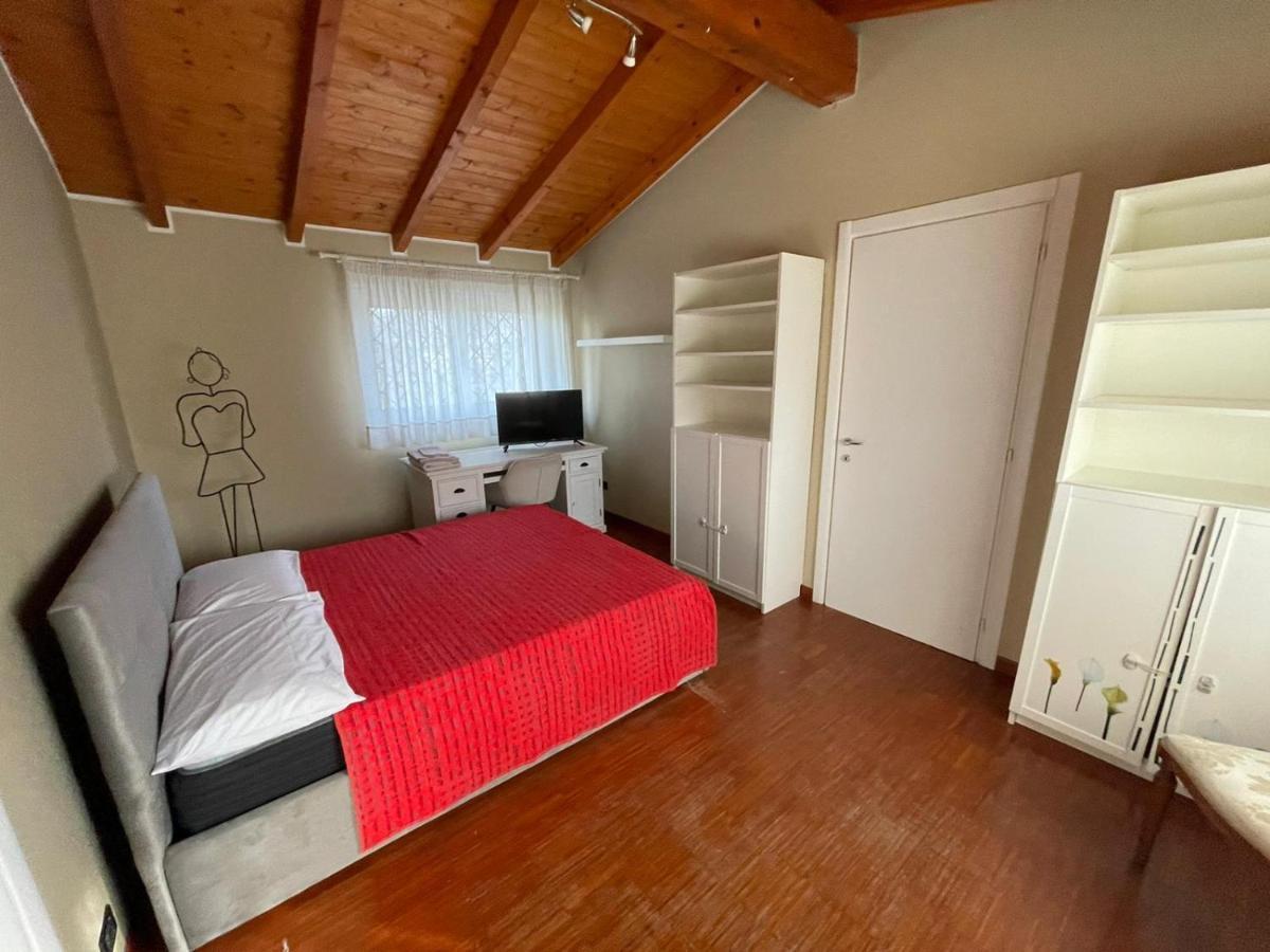 Lussuosa Villa Vicino Alla Stazione Caronno Pertusella Eksteriør billede