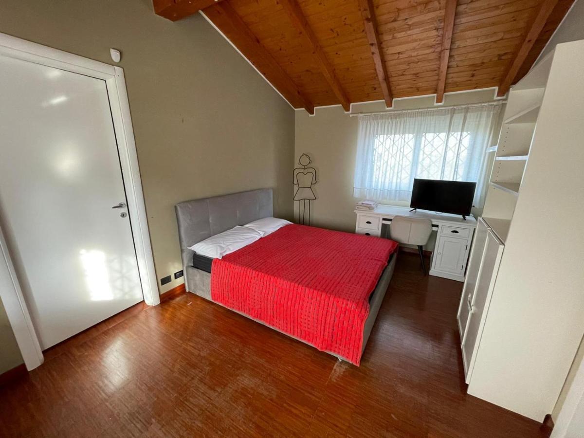 Lussuosa Villa Vicino Alla Stazione Caronno Pertusella Eksteriør billede