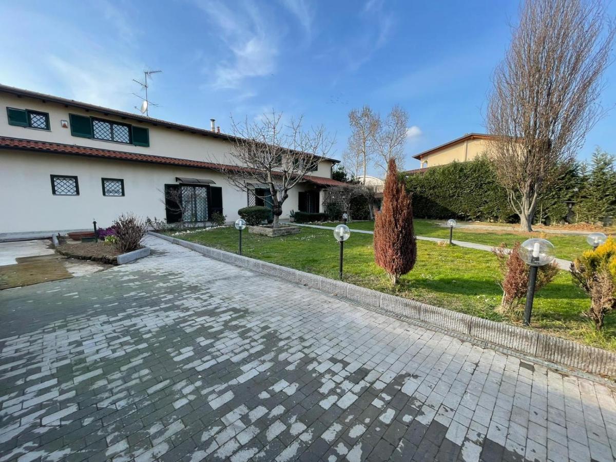 Lussuosa Villa Vicino Alla Stazione Caronno Pertusella Eksteriør billede