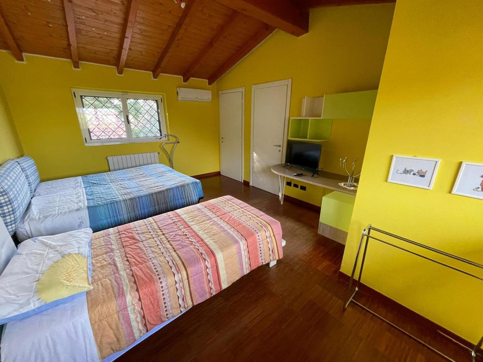Lussuosa Villa Vicino Alla Stazione Caronno Pertusella Eksteriør billede